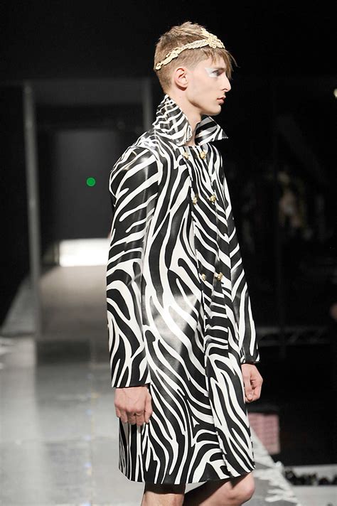 Vestidos y faldas para hombres de la mano de Versace